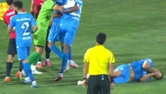 MITROVIĆ DAO GOL, PA ZAVRŠIO NA ZEMLJI POSLE UDARCA U GLAVU Opšta tuča u Ligi šampiona, Srbin izvukao deblji kraj (VIDEO)