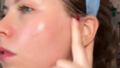 ŽENE SE KUNU DA JE DELOTVORNA Masaža lica koja čini kožu deset godina mlađom, ali pod jednim uslovom