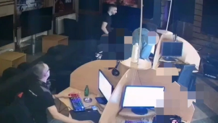 ISPLIVALI STRAVIČNI SNIMCI IZ NOVOG PAZARA Vidi se trenutak kad je jedan momak nožem brutalno napao drugog u klubu
