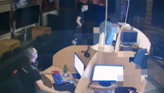 ISPLIVALI STRAVIČNI SNIMCI IZ NOVOG PAZARA Vidi se trenutak kad je jedan momak nožem brutalno napao drugog u klubu