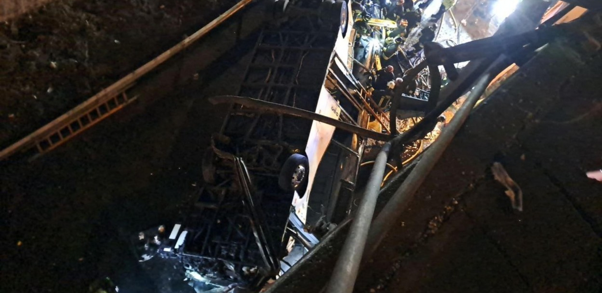 HOROR KOD VENECIJE! Autobus pao sa nadvožnjaka pa buknuo u plamenu: 15 mrtvih, desetine povređenih (FOTO)