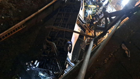 HOROR KOD VENECIJE! Autobus pao sa nadvožnjaka pa buknuo u plamenu: 15 mrtvih, desetine povređenih (FOTO)