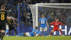 KONTROVERZNA ODLUKA U NAPULJU Da li je sudija pogrešio odlukom da dosudi penal za Napoli? (VIDEO)