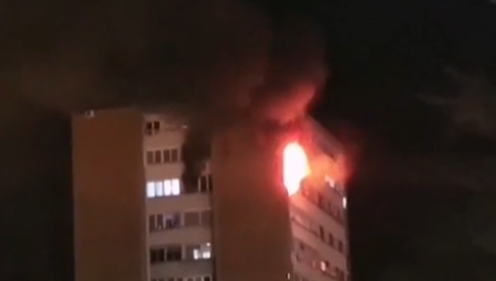 VATROGASCI ULETELI U UŽARENU ZGRADU Jeziv snimak požara u Kragujevcu, nisu uspele da se spasu (VIDEO)