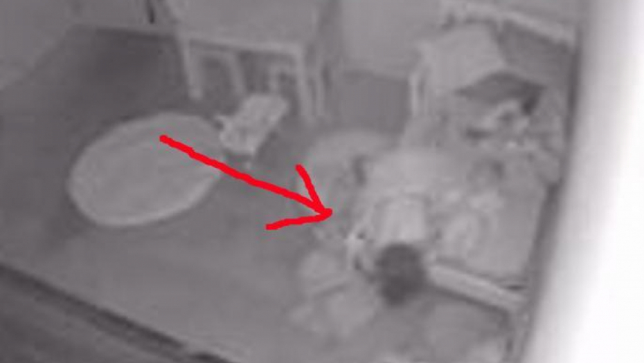 BEBU JE NEŠTO POVUKLO ISPOD KREVETA "Ovo je tako jezivo!" - Otac tvrdi da je reč o paranormalnom (VIDEO)