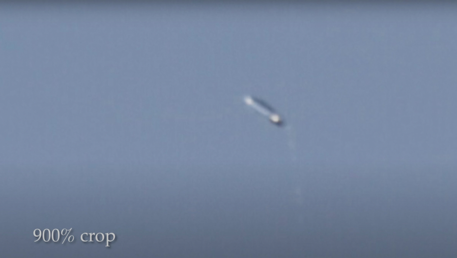 "NLO KAO DA LEBDI IZNAD MENE" Kamere zabeležile neverovatnu scenu, čudan objekat na nebu dok prolazi avion (VIDEO)
