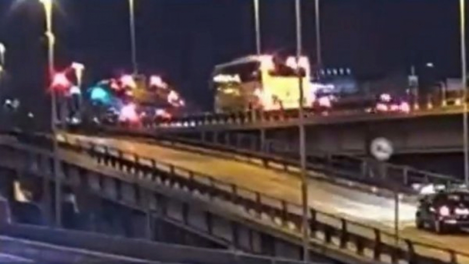 AUTOBUS NEOBJAŠNJIVO SKRENUO SA PUTA, KAO DA GA JE NEKO GURNUO (VIDEO)