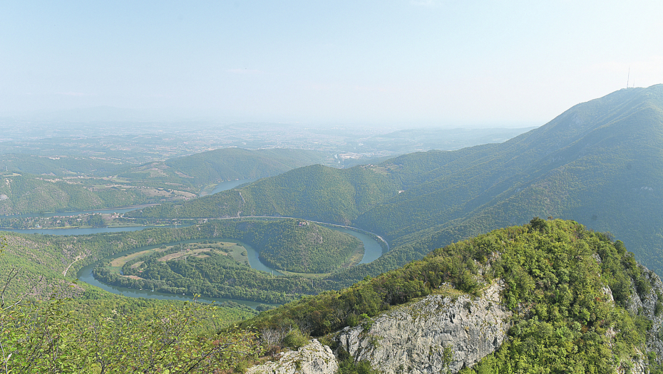 MEŠTANI OTERALI LAŽNE EKOLOGE Premijerka otvorila radove na staklenom vidikovcu na Kablaru kod Čačka