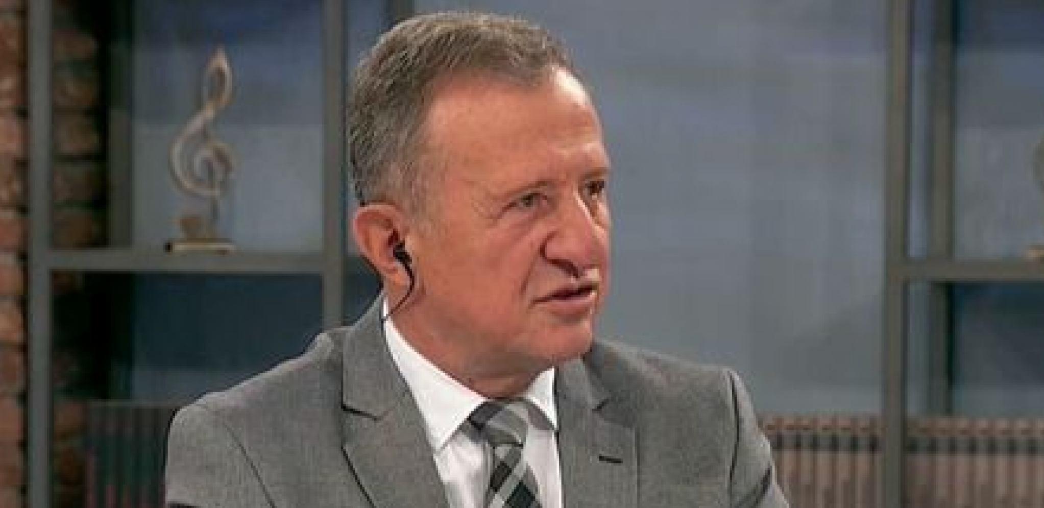 VODITELJ DOŽIVEO PRAVU DRAMU ZBOG ŽENE: Sačekala ga sa ljubavnikom, pa dobio pesnicu po nosu!