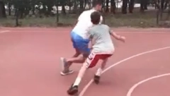 VELIKI ČOVEK NOVAK Nije se promenio i nikad neće: Odradio trening, pa odigrao basket sa klincem (VIDEO)