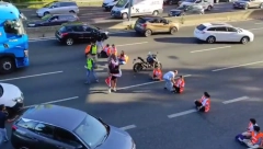 KLIMATSKI AKTIVISTI BLOKIRALI SAOBRAĆAJ, VOZAČIMA PREKIPELO! Nastao haos na autoputu, građani izgubili strpljenje! (VIDEO)