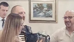 ANABELA ATIJAS ĐUSKA SA MARKOM NA PROSLAVI Potez Lunine majke sve oduševio, evo šta je uradila