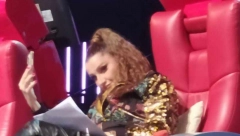 NIJE ZNALA DA JE SLIKAJU Mira Škorić se potpuno opustila na Elitoviziji, uhvatili smo je da ovo radi tokom reklama