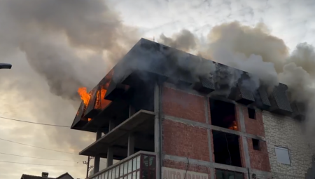 JEZIV PRIZOR U NOVOM PAZARU Buknula vatra u kući, crni gusti dim širi se na sve strane (VIDEO)