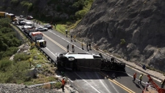 SCENA UŽASA NA AUTO-PUTU Najmanje 17 osoba poginulo kada se autobus prevrnuo u Meksiku (FOTO)