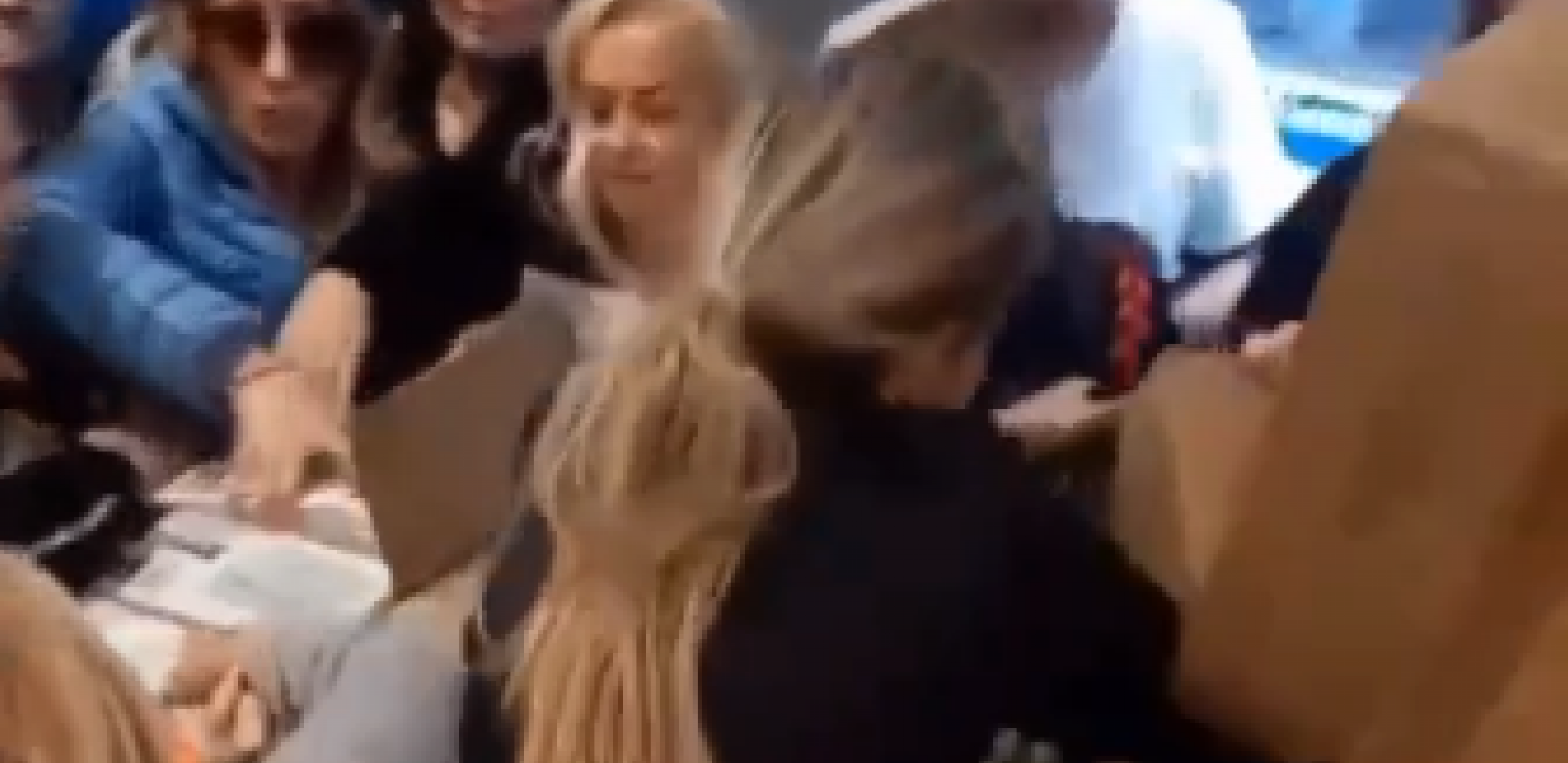 SKAČU JEDNI PO DRUGIMA, OTIMAJU SE I GRABE Isplivao snimak iz Lidla u Borči, ljudi navalili na aparat za kolače (VIDEO)