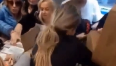 SKAČU JEDNI PO DRUGIMA, OTIMAJU SE I GRABE Isplivao snimak iz Lidla u Borči, ljudi navalili na aparat za kolače (VIDEO)
