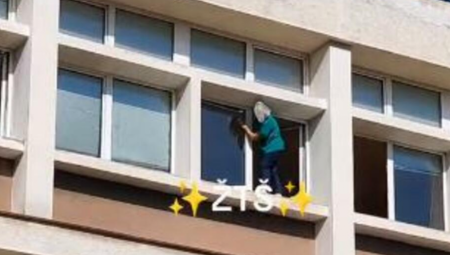 RIZIKUJE ŽIVOT ZBOG PROZORA Spremačica visi na simsu škole, usijale se mreže (VIDEO)