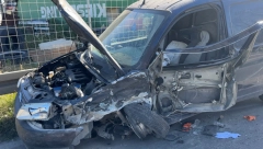 SUDAR CISTERNE I PIKAPA Jezive fotografije sa lica mesta, vatrogasci spremni da seku vozilo