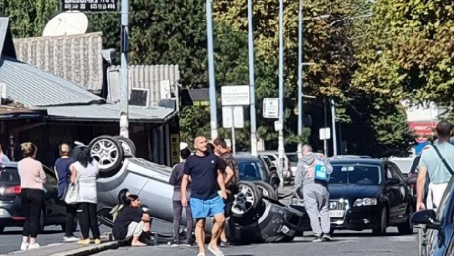 AUTO SE PREVRNUO NA KROV Saobraćajna nezgoda na Karaburmi, devojka udarila u ivičnjak