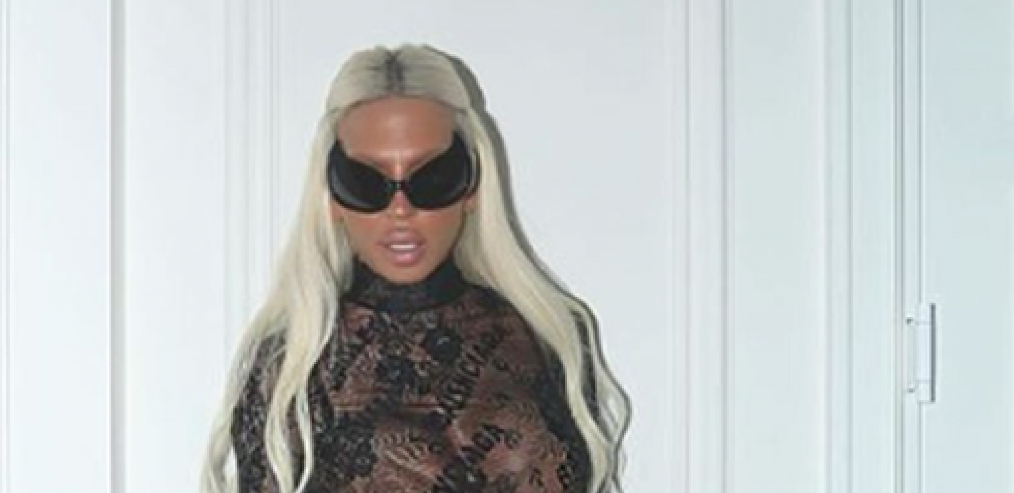 JELENA KARLEUŠA U TANGAMA Zanosne obline u krupnom kadru, pevačica napravila haos na jahti