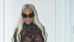 JELENA KARLEUŠA U TANGAMA Zanosne obline u krupnom kadru, pevačica napravila haos na jahti