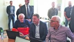 MINISTRI OBIŠLI KARAVAN DIGITALNE EKSPEDICIJE U BARAJEVU Jovanović: Stariji sugrađani s radošću primaju nova znanja i koriste eUsluge