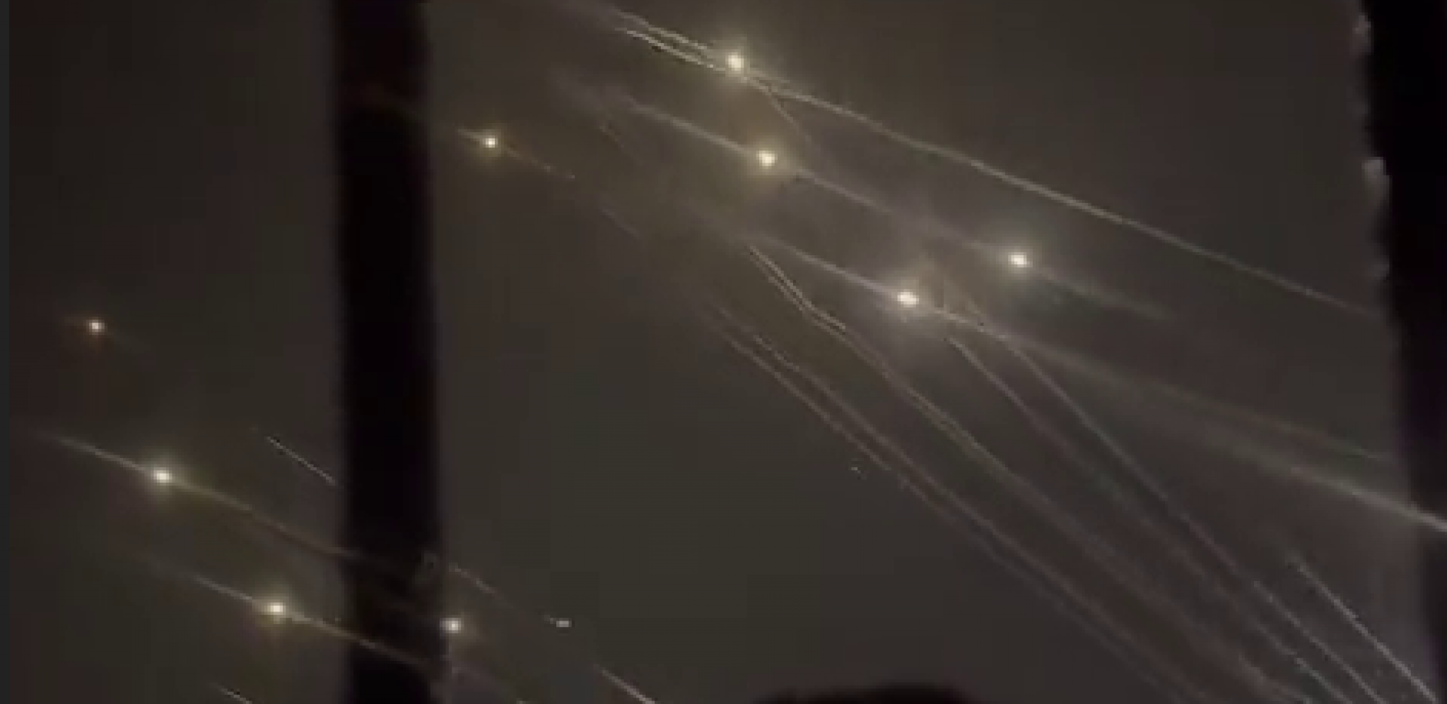 NOVI STRAVIČAN UDAR NA IZRAEL! Noćno nebo prekrila salva smrtonosnih raketa! (VIDEO)