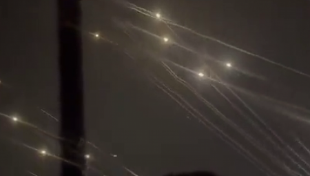 NOVI STRAVIČAN UDAR NA IZRAEL! Noćno nebo prekrila salva smrtonosnih raketa! (VIDEO)