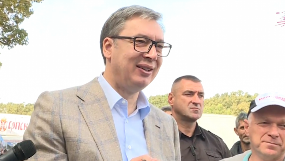 VUČIĆ PROBAO GULAŠ, A KRAJIŠNICI ZAPEVALI Veselo na Zboru Krajišnika (FOTO)