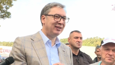 VUČIĆ PROBAO GULAŠ, A KRAJIŠNICI ZAPEVALI Veselo na Zboru Krajišnika (FOTO)