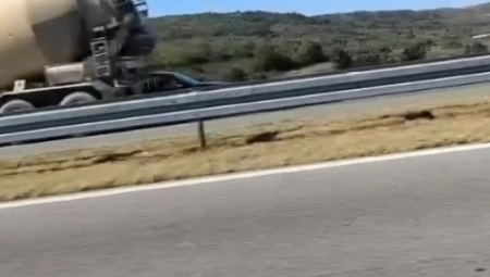 JEDAN SA DETETOM U KONTRA SMERU, DRUGI SNIMA I VOZI Novi užas sa srpskih puteva ledi krv u žilama