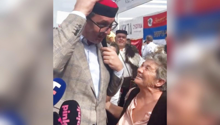 VUČIĆ PROBAO LIČKU KAPU Predsednik oduševljeno primio poklon Ličana (VIDEO)