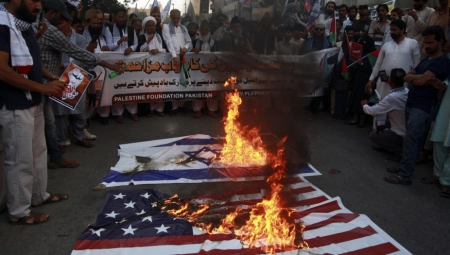 PALE AMERIČKE ZASTAVE U ZNAK PROTESTA U Pakistanu održane demonstracije u znak podrške Hamasu (FOTO)
