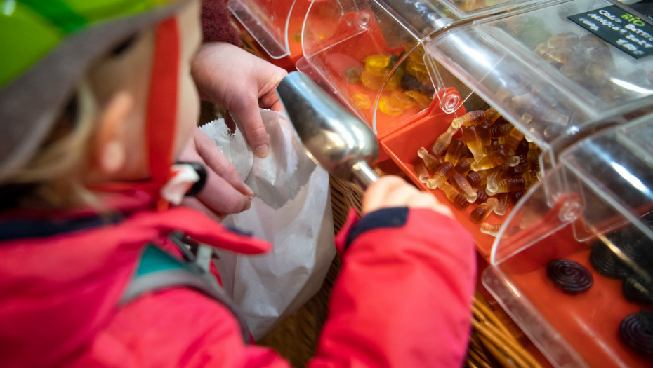 MAJKA I DVOJE DECE U BOLNICI ZBOG GUMENIH BOMBONA SA DROGOM Slatkiše su dobili od rođaka, a onda...