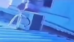 NOVI UZNEMIRUJUĆI SNIMAK IZ IZRAELA Otac uspeo da spasi porodicu, pa dobio metak na prozoru kuće (VIDEO)