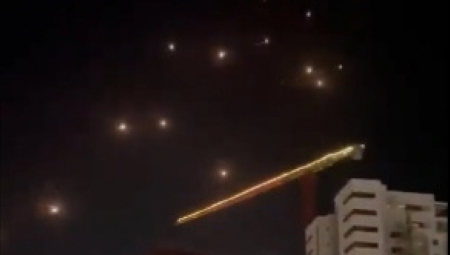 AVION SA SRBIMA POLETEO U POSLEDNJI ČAS Hamasove rakete nad Tel Avivom obasjale nebo, snimak je JEZIV (VIDEO)