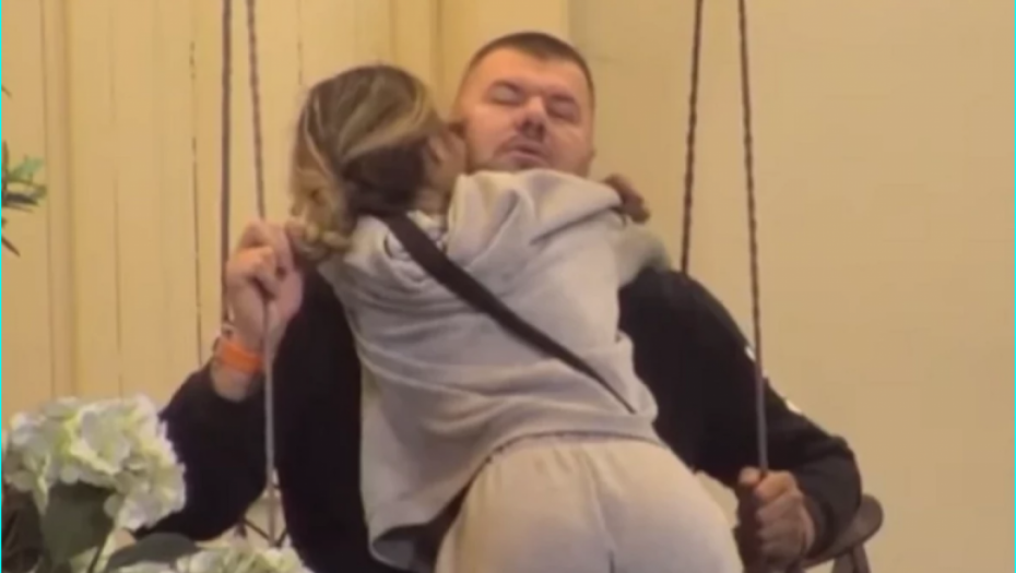 ANELI I JANJUŠ NE MOGU DA SE OBUZDAJU Priznali emocije, pa javno razmenjivali nežnosti