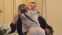 ANELI I JANJUŠ NE MOGU DA SE OBUZDAJU Priznali emocije, pa javno razmenjivali nežnosti