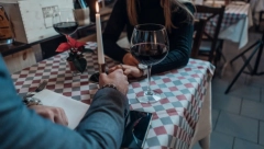 IZAŠLA NA PIĆE SA MOMKOM I DOBILA ČUDNU CEDULJICU Na papiriću je pisalo "beži"