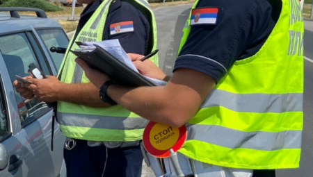 OD DANAS STROGA KONTROLA POLICIJE Pooštrene kazne za vozače i pešake zbog upotrebe mobilnih telefona