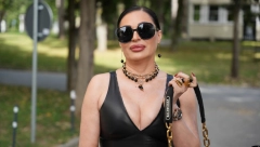 CECA U KOŽI OD GLAVE DO PETE I UTEGNUTA Nastao opšti haos kad je izašla iz džipa, ovakvu je nikada niste videli