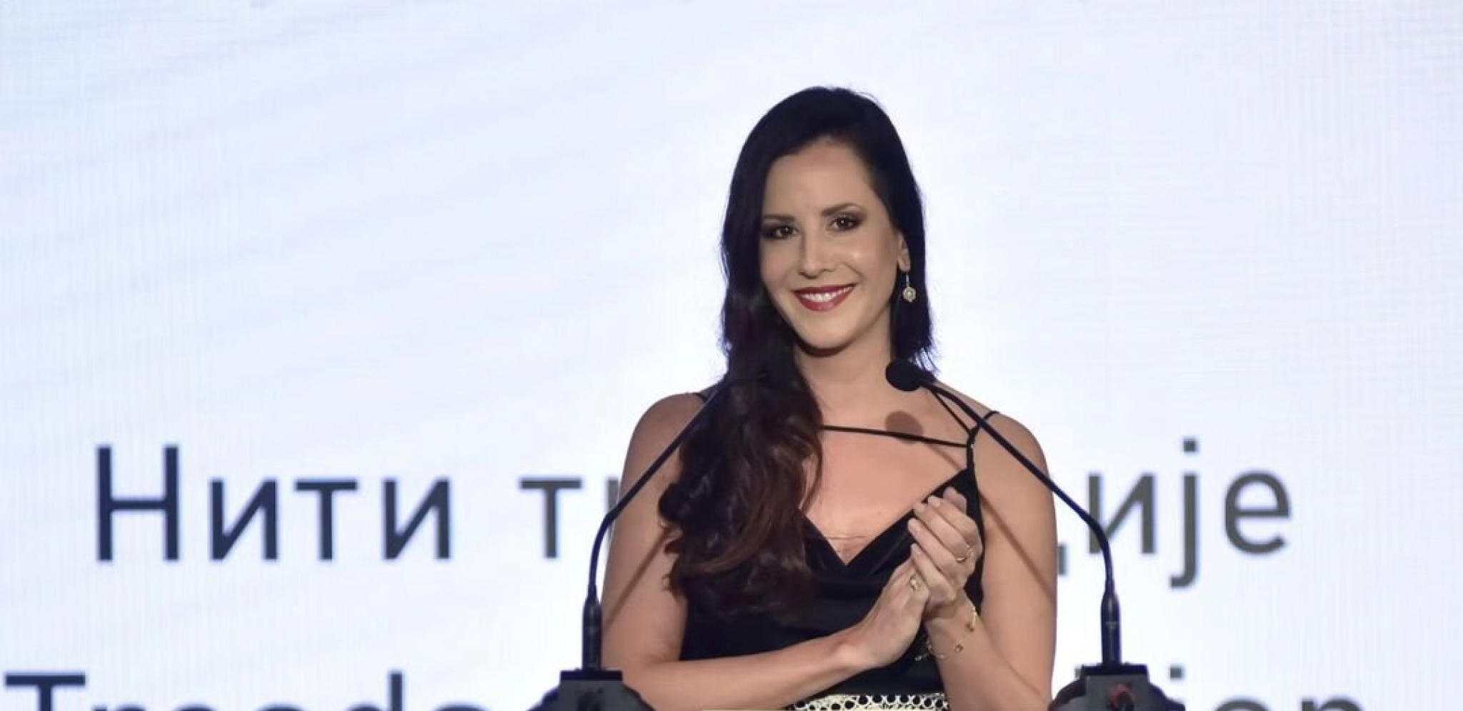 POJAVILA SE TAMARA VUČIĆ I SVE JE STALO Prva dama zablistala u elegantnoj haljini u koju je satkano najlepše srpsko nasleđe