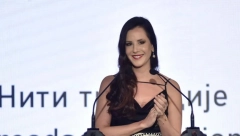 POJAVILA SE TAMARA VUČIĆ I SVE JE STALO Prva dama zablistala u elegantnoj haljini u koju je satkano najlepše srpsko nasleđe