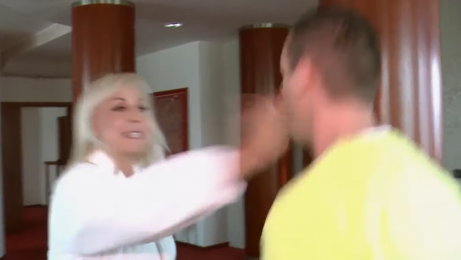 ŠOK! Lepa Brena lupila šamar voditelju, od jačine udarca pao na pod! (VIDEO)