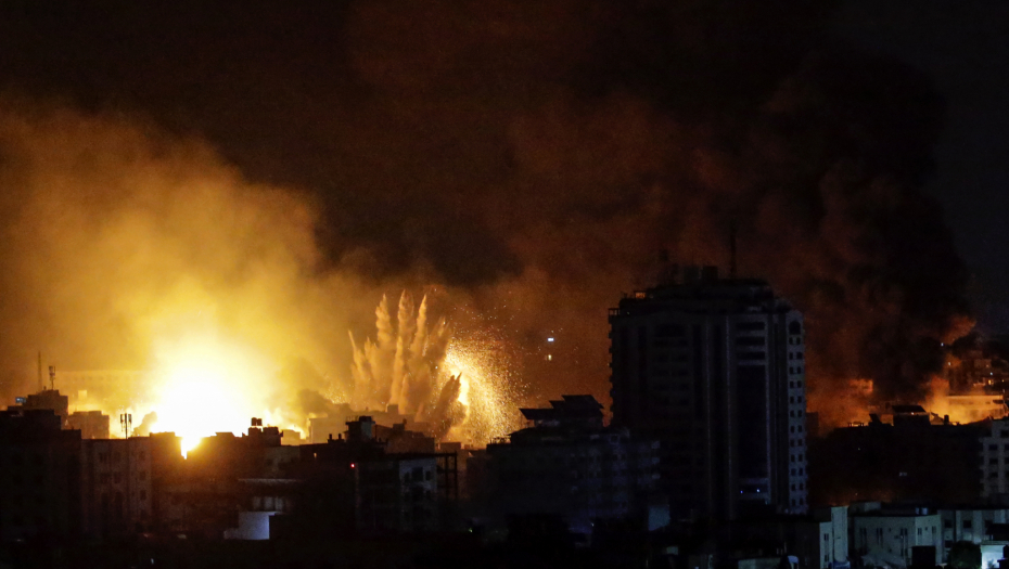 ŠTA MISLITE - KO JE KRIV? Misterija bačene bombe na BOLNICU u Gazi: Stručnjak detaljno pregledao fotografiju mesta UDARA