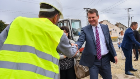 Mirović u Kikindi obišao rekonstruisani objekat Zavoda za javno zdravlje i radove na izgradnji atmosferske kanalizacione mreže