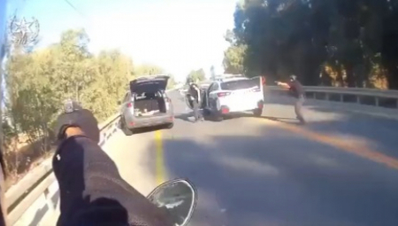 JURILI GA, OKRUŽILI I IZREŠETALI Izraelska policija bez milosti prema vozilu Hamasa (VIDEO)