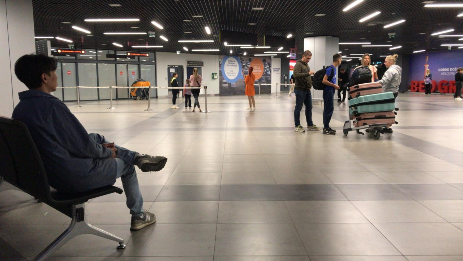 DRAMA U AVIONU NA AERODROMU "NIKOLA TESLA": Dojava o BOMBI, putnici evakuisani