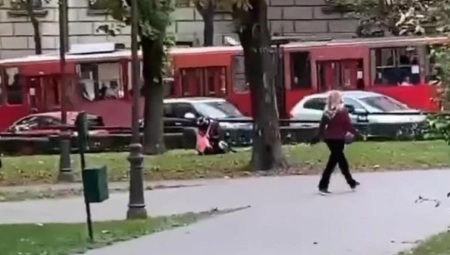 MAKLJAŽA U CENTRU BEOGRADA Beograđani u šoku zbog prizora koji je snimljen u parku Manjež, u sve su umešane dve žene